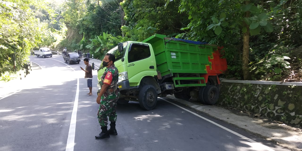 Truk Mundur Di Tanjakan Kentong Hargorejo